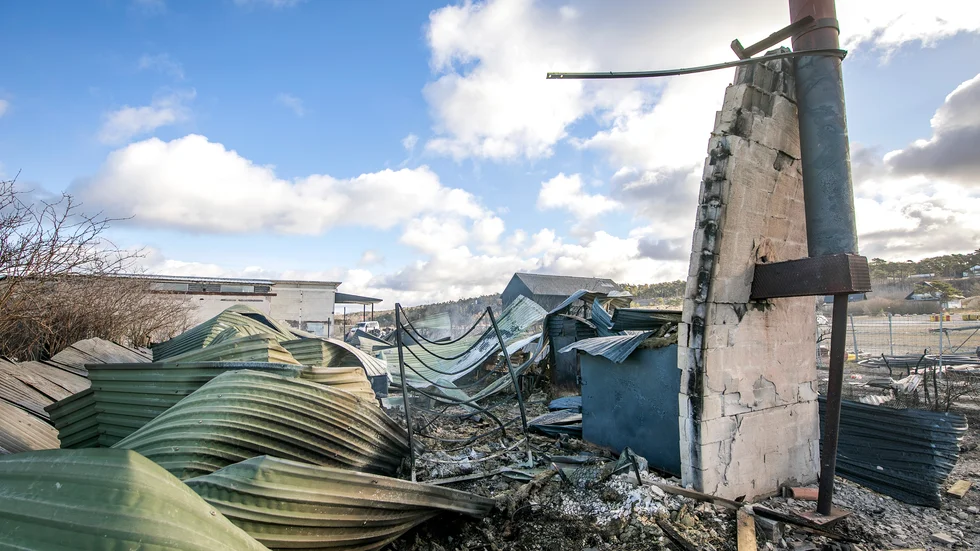 Verkstadsbyggnaden i Salthamn brann ner till grunden. Plåtväggarna har förvridits av hettan.