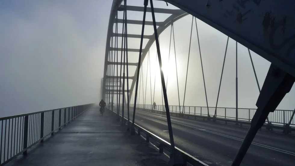 Nu startar förberedelserna inför sommarens byte av broklaffar på Bergnäsbron. Ett körfält kommer att stängas av och bron kommer att öppnas flera gånger under natten meddelar Trafikverket.