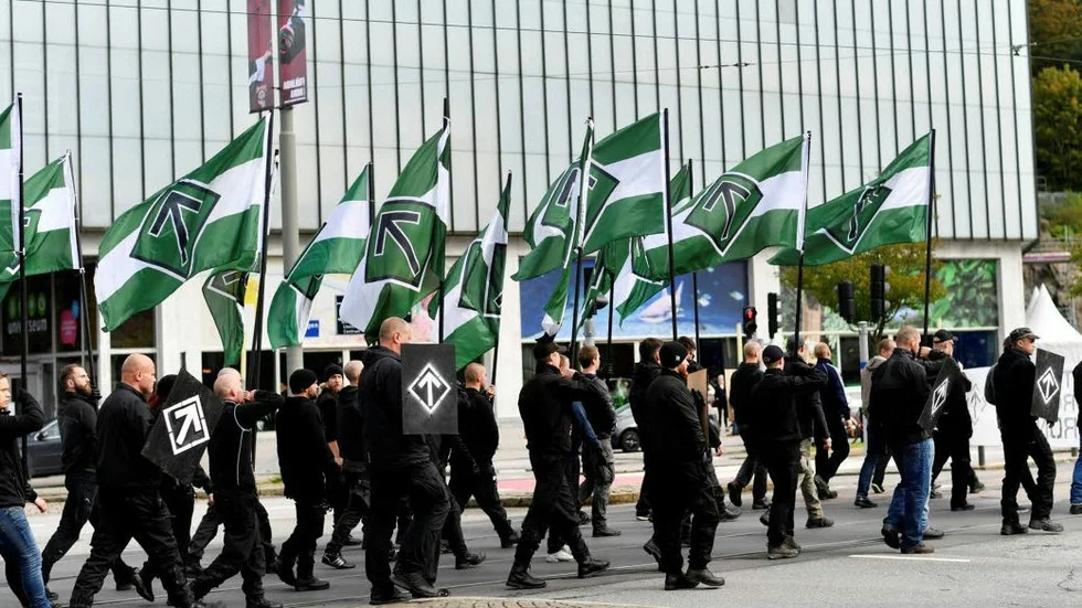 Provokation. Polisen har förbjudit fanor och sköldar nästa lördag, men när NMR bar dessa vid förra helgens otillåtna demonstration ingrep inte polisen.