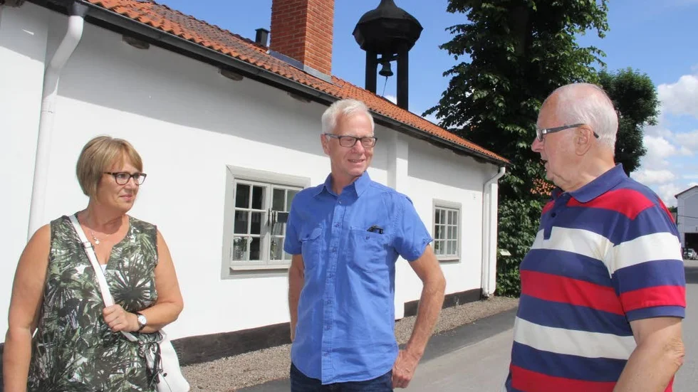 Söderfors lockade. Barbro och Jan-Olov Olsson ville att Gunnar Thollander (th), skulle visa dem bruksgatan.