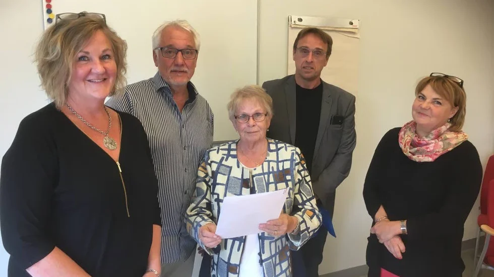 Samhall fick ramavtal tidigare i höst, och nu kan kommunen prisas.  Annelie Aspén Lindberg och Lars-Erik Karlsson från Samhall, samt socialnämndens ordförande Kerstin Björck Jansson (C) och socialchef Håkan Dahlqvist och vård- och omsorgschef Carina Kumlin (t h) i Östhammars kommun.