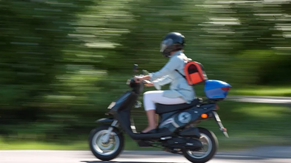 Hittad. Ägaren hittade mopeden i ett buskage och kände inte till att den hade stulits.