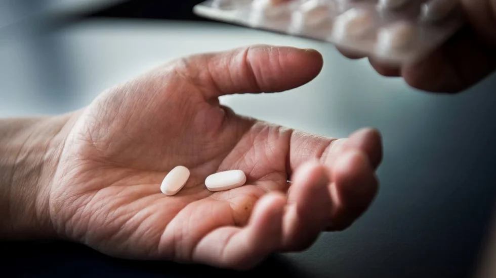 Vårdpersonal missade att kontrollera personuppgifter vid två tillfällen. Något som ledde till att en vårdtagare felaktigt fick en annan person medicin.