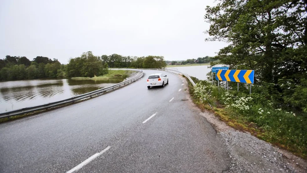 Säkerhet. Det måste bli säkrare att cykla, gå och ta bussen längs väg 263 som går över Varpsund.