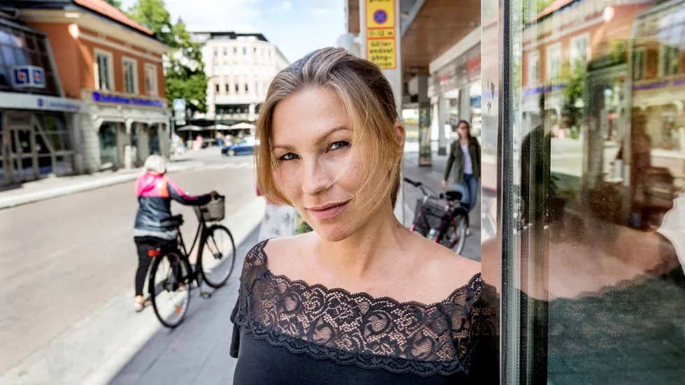 Orolig. Camilla Lundström äger butiken Cameo Design på Drottninggatan. Om biltrafiken förbjuds över Islandsbron är hon rädd att färre kunder tar sig ner på stan.