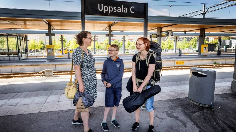 Sofia Grunditz, som väntar på tåget med barnen Simon och Filippa, är glad över de nya movingobiljetterna.