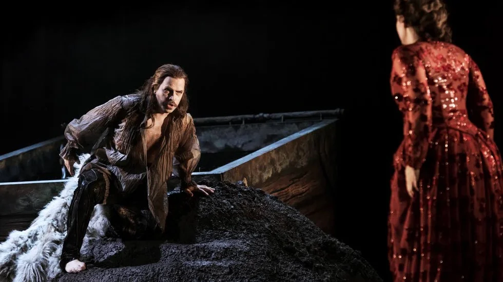 Vampyrmöte. Ola Eliasson som Dracula och Elisabeth Meyer som Mina i Operans uppsättning "Dracula".