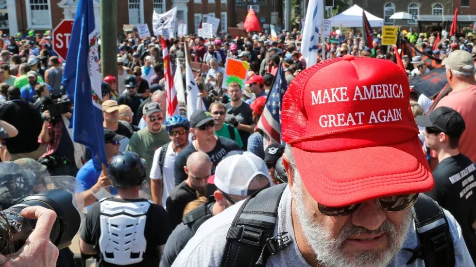 Röd länk. Kepsen med texten ”Make America great again” förenar extremisterna med president Trump.