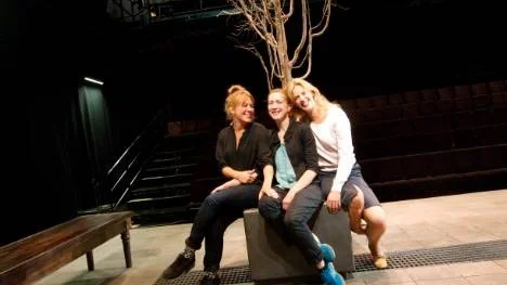 Julia Marko-Nord, Mikaela Ramel och Linda Kulle, inför premiären av Tre systrar.