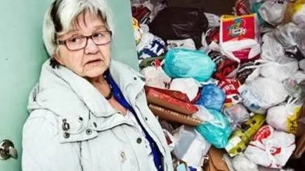 Margaretha Hillgren visar det överfulla soprummet på Fänrik Ståls gata. Hon beskriver den nuvarande situationen som bedrövlig och sunkig.