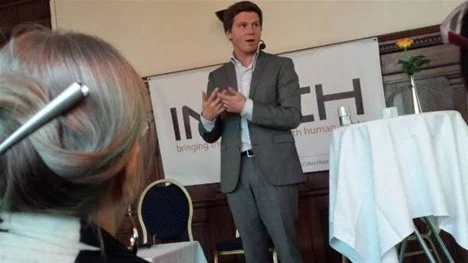 Erik Ullenhag inviger konferens om näthat i Uppsala.