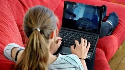 MOOCs-studenter avkrävs löfte om att aldrig ta kontakt med sin föreläsare. "Gemenskapen" består i att chatta via nätet.