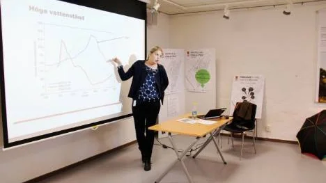 Länsstyrelsens klimatanpassningssamordnare Karin von Sydow föreläste i samband med att klimatutställningen invigdes på Tierps bibliotek.