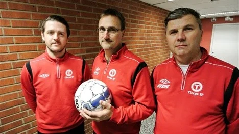 Fotbollstränarna Daniel Sjöberg, Patrik Sandström och Mikael Sundström gav första hjälpen åt den skottskadade mannen vid Vegavallen.
