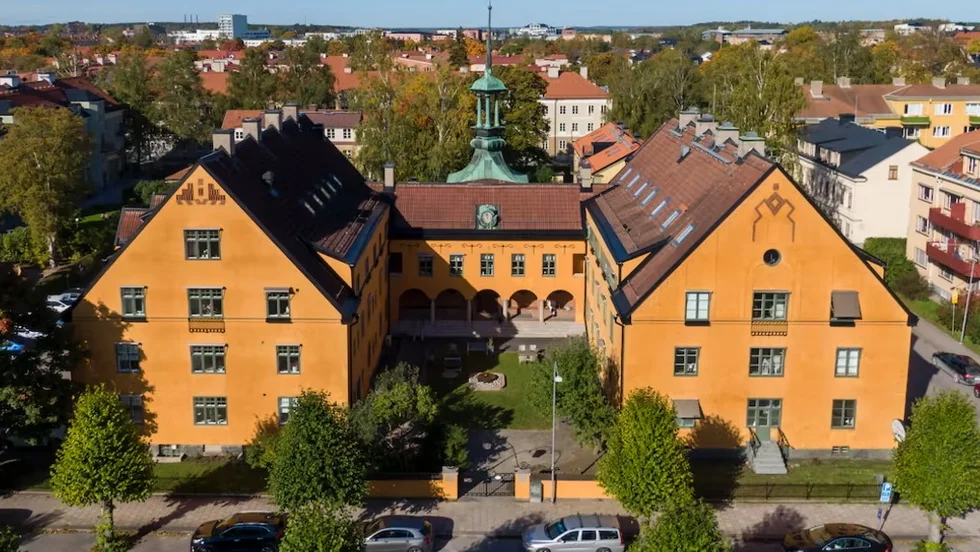 Byggnaden för Elisabethsjukhuset stod klar 1911 och dess tillbyggnad, ritad av Gunnar Leche, färdigställdes under 1920-talet. Nu har fastighetet fått en ny ägare.
