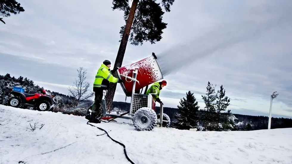 Olle Hagman och Erik Remnefalk arbetar med snötillverkningen i skidbackarna i Sunnersta.
