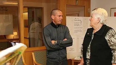 Eric Appelquist från Gimo sim- och sporthall har hjälpt Gunhild Gille att träna bort värk efter en knäoperation.