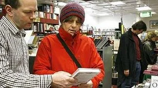 - Om det ska stå i tidningen i morgon får ni inte skriva vilken bok jag köper, säger julklappshandlande Emma Andersson. Celsiusbokhandelns chef Mårten Ericsson hjälper henne att hitta.