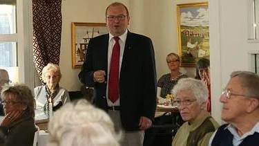 Socialutskottets ordförande Kenneth Johansson höll på måndagen ett tal på Anhörigcentrums 1-års jubileum på Villa Sandgatan, Enköping.