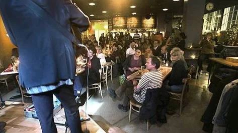 Artisterna som spelar på Bistro Hijazz i Uppsala får själva stå för marknadsföringen. Här är det Lolas som från scenen pockar på gästernas uppmärksamhet.