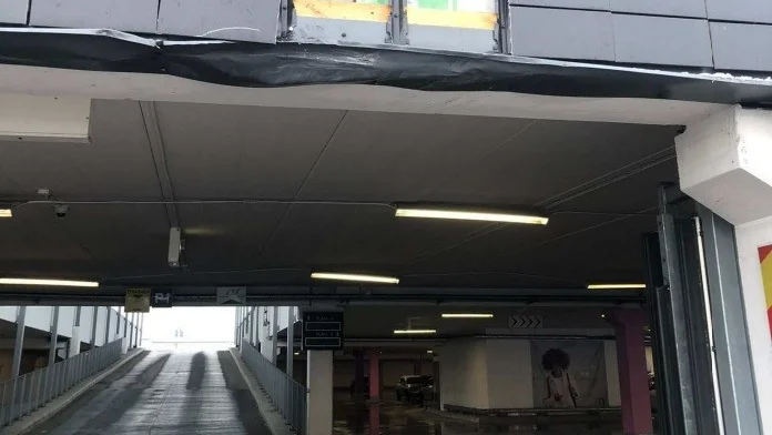 Skador i fasaden vid rampen till parkeringshuset vid Mirum efter att lastbilen, som var för hög, kört in i den. Fyra plattor lossnade.