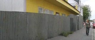 Svartbyggt plåtplank måste rivas