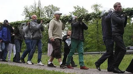 Majstången bärs genom Söderfors till Ankarplatsen.
