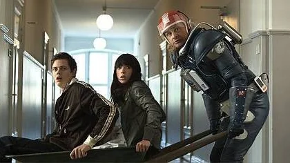 Kenny Starfighter (Johan Rheborg) åker till Jorden för att rädda Pontus (Bill Skarsgård) och Miranda (Carla Abrahamsen) undan prisjägarna.