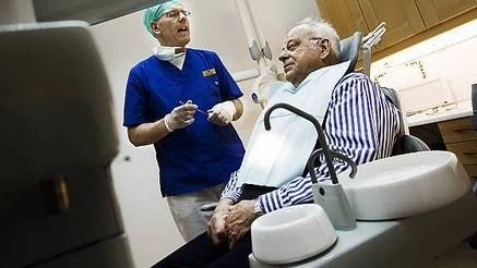 Käkkirurgen Torsten Mattsson säger att många äldre patienter i dag har drabbats till följd av de höga priserna. En av dem är 76-årige Lars Eriksson.