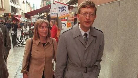 Ekonomen och miljöpartisten Lennart Olsen och Vänsterpartiets Ingrid Burman på väg till budgetförhandlingar 1998.