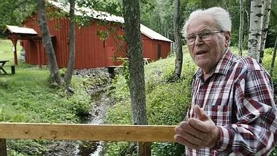 Thure Ögren visar under Hållnäsveckan den nyrenoverade Griggebo såg.