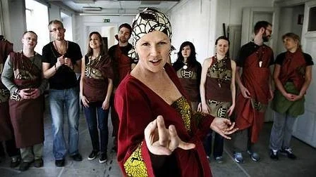 Här repeteras en scen med Hanna Paradis i rollen som Uschiameja.
