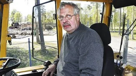 Jan-Erik Persson vid J E Persson Schakt är ett företag som sponsrar Norrskedika IF. Företaget ska fritt transportera bort allt skrot vid saneringen av platsen.