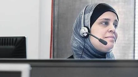 - Det är spännande att möta befolkningen via en telefon, säger sjuksköterskan Ronda Algoz som är specialist på allergier, KOL och astma.