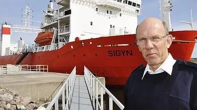 Rogert Claesson är en av två befälhavare på m/s Sigyn, som transporterar kärnavfall och använt kärnbränsle på uppdrag av SKB. Om slutförvaret hamnar i Forsmark blir det täta turer från mellanlagret Clab i Oskarshamn framöver.