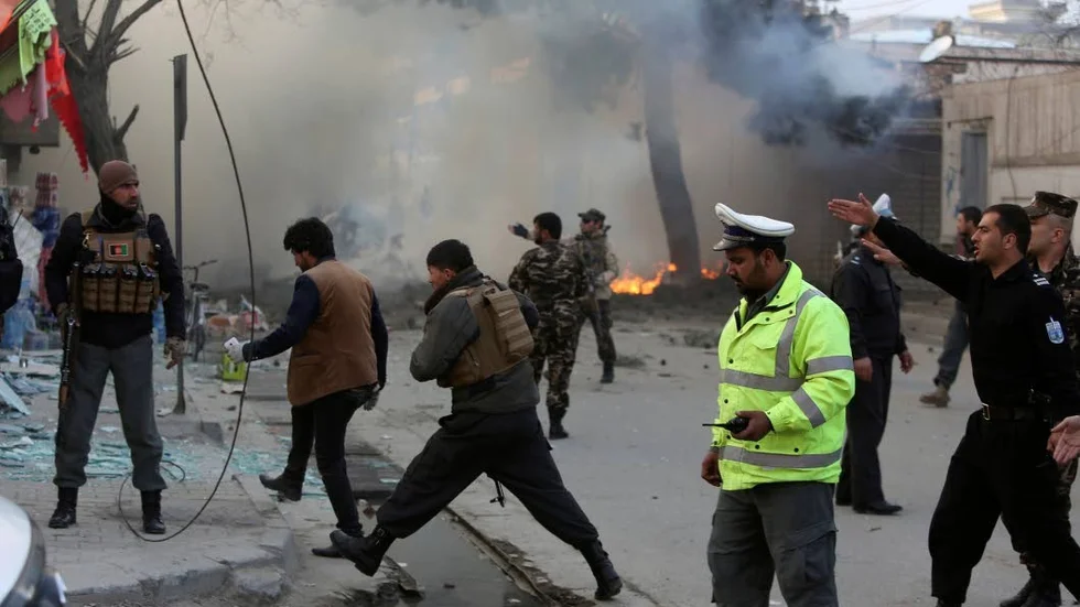 Attentat. Afghansk säkerhetspersonal inspektera platsen för en självmordsattack i Kabul, Afghanistan i mars månad.
