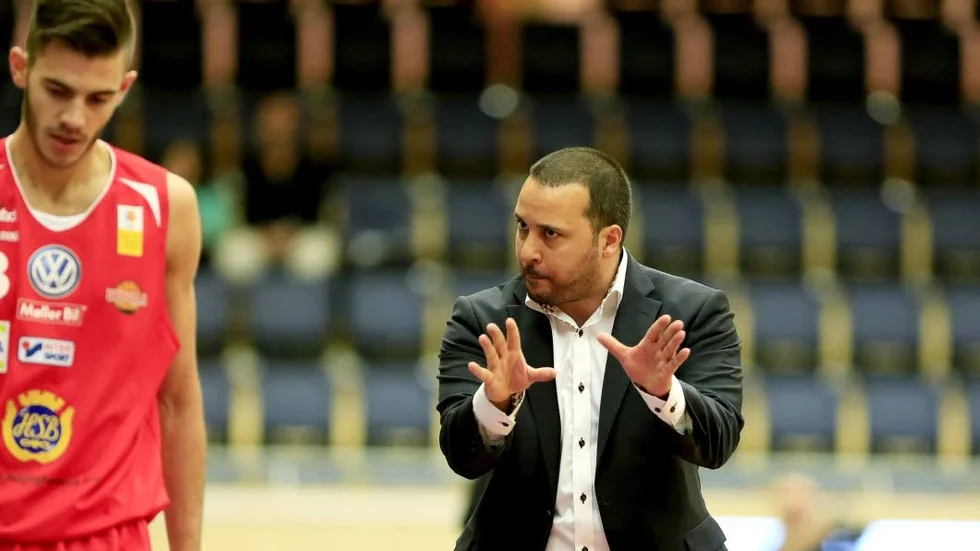 Coachfrågan. Kevin Gaines hoppas på en fortsättning i Uppsala Basket och en förändring av upplägg av basketligan.