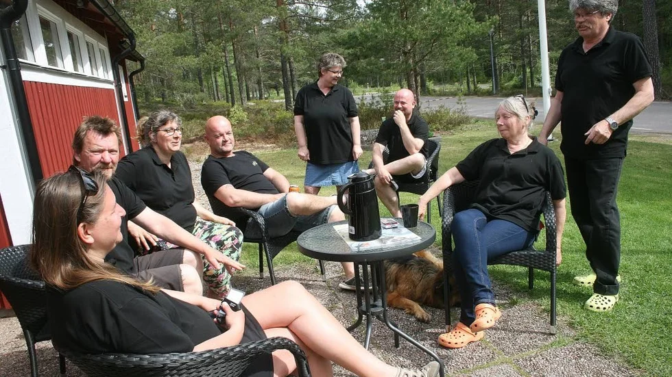 En ägarkonstellation bestående av fyra par, däribland Susanne Storm-Lindman och Ulf Lindman som drivit campingen de två senaste säsongerna, ska driva Östa camping vidare. Från vänster: Sari Hentilä, Torbjörn Andersson, Susanne Storm-Lindman, Ulf Lindman, Mia Ivarsson, Kjell Hentilä, Birgitta Johansson och Charlie Johansson.