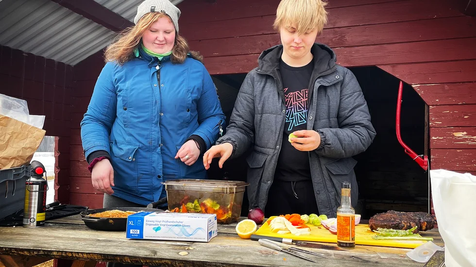 Alva Berndtsson och John Lundquist har lagt upp sina matvaror på ett bord i Byske By.
