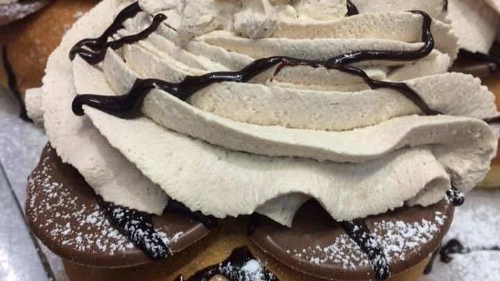 NOBEL SEMLA. Ica Supermarkets semla innehåller vaniljkräm, noblesse och chokladmousse, toppad med chokladsås.