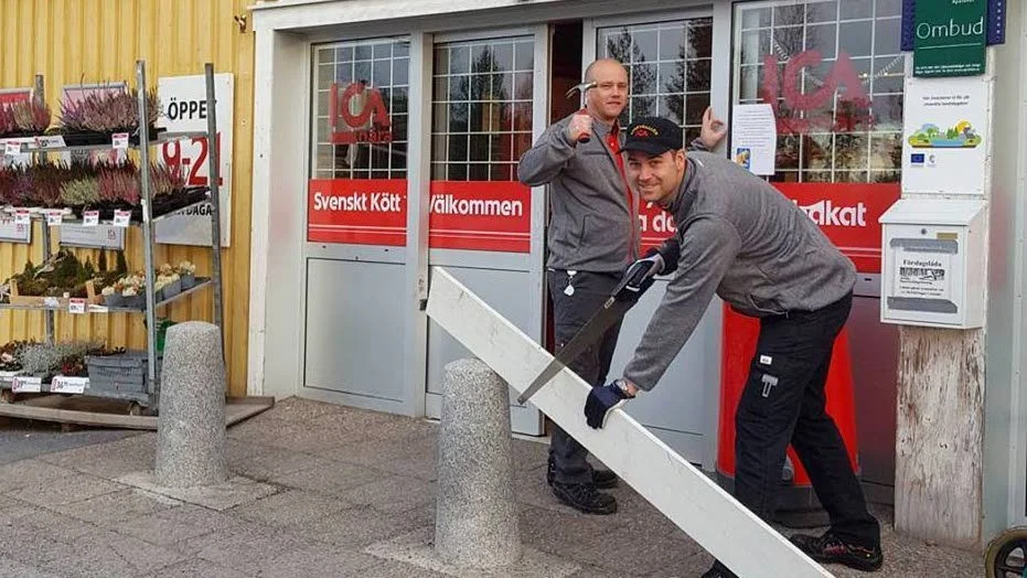 Första sågtaget, nu är bygget igång. Tomas och Joakim Stoltz äger Ica Nära Sörbyhallen.