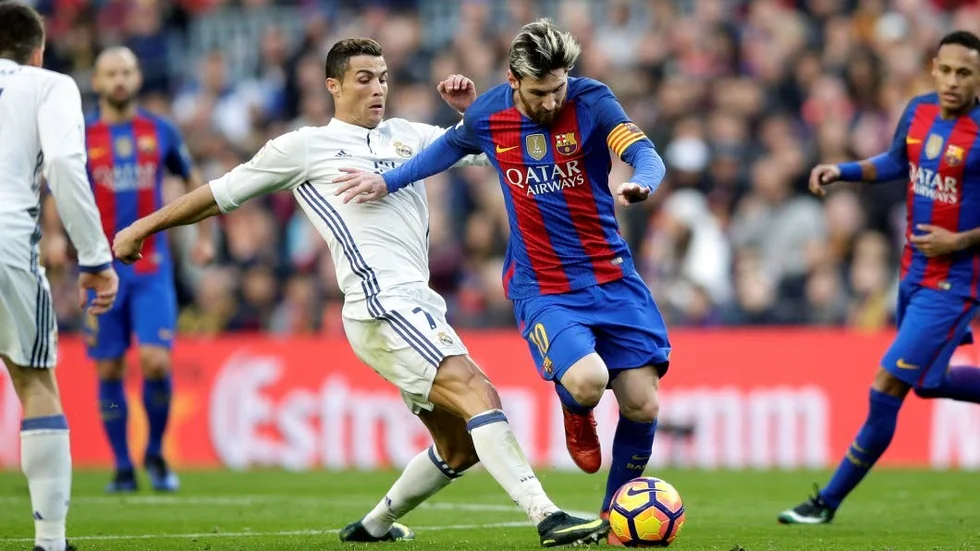 Storheterna Cristiano Ronaldo (vitt) i Real Madrid och Lionel Messi, Barcelona.