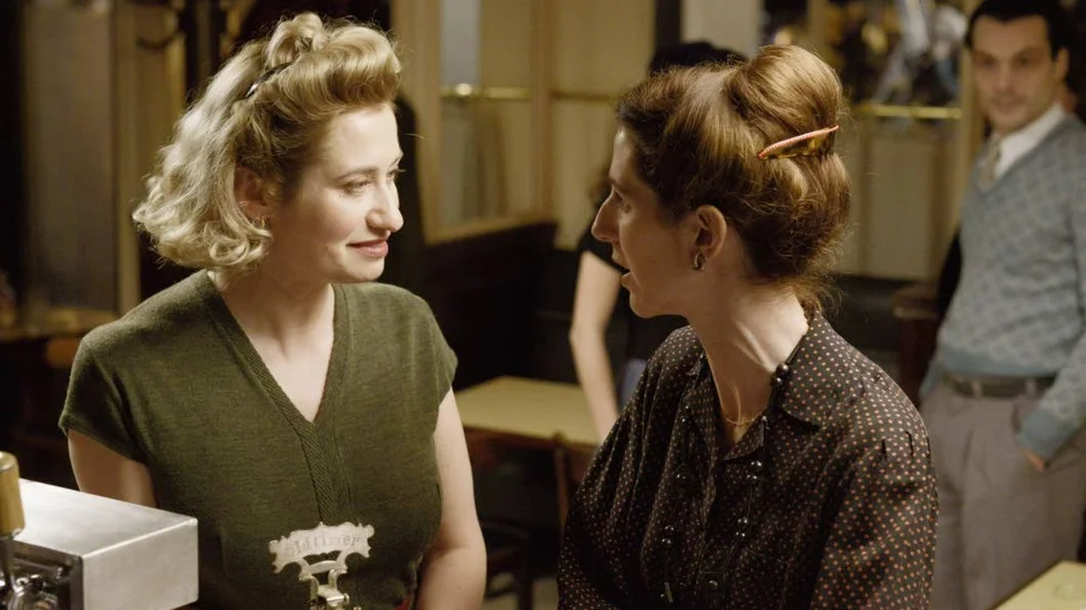 Simone de Beauvoir (Sandrine Kiberlain )möter den kämpande författaren Violette Leduc (Emmanuelle Devos) och uppmuntrar henne.