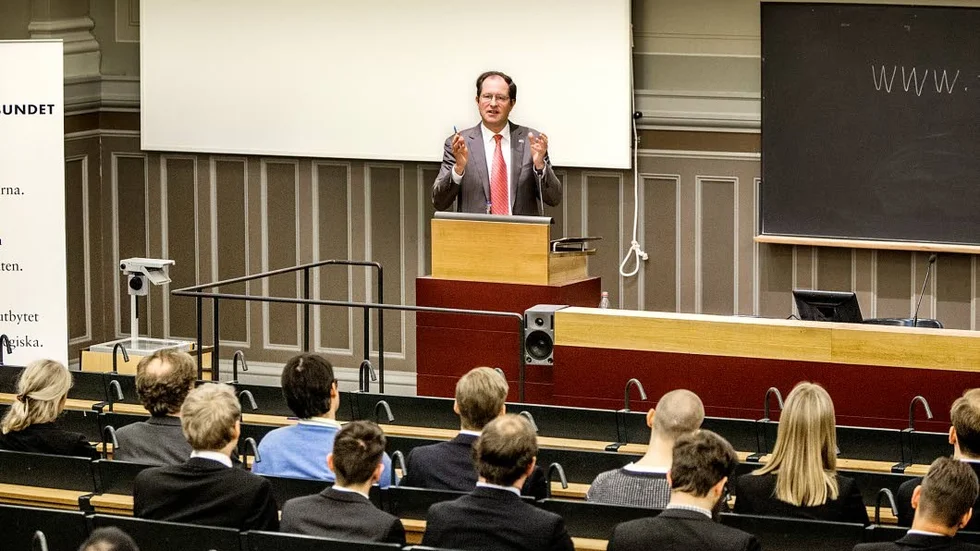Frihandelsvän. Mark Brzezinski, USA:s Sverigeambassadör, var på ett strålande humör när han fick diskutera frihandel med Uppsalastudenter.