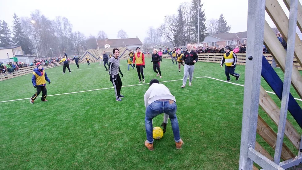 Elevseger. Eleverna vann invigningsmatchen med 4-2 trots att lärarlaget toppat med f d div III-spelaren Jonas Nyberg (S).