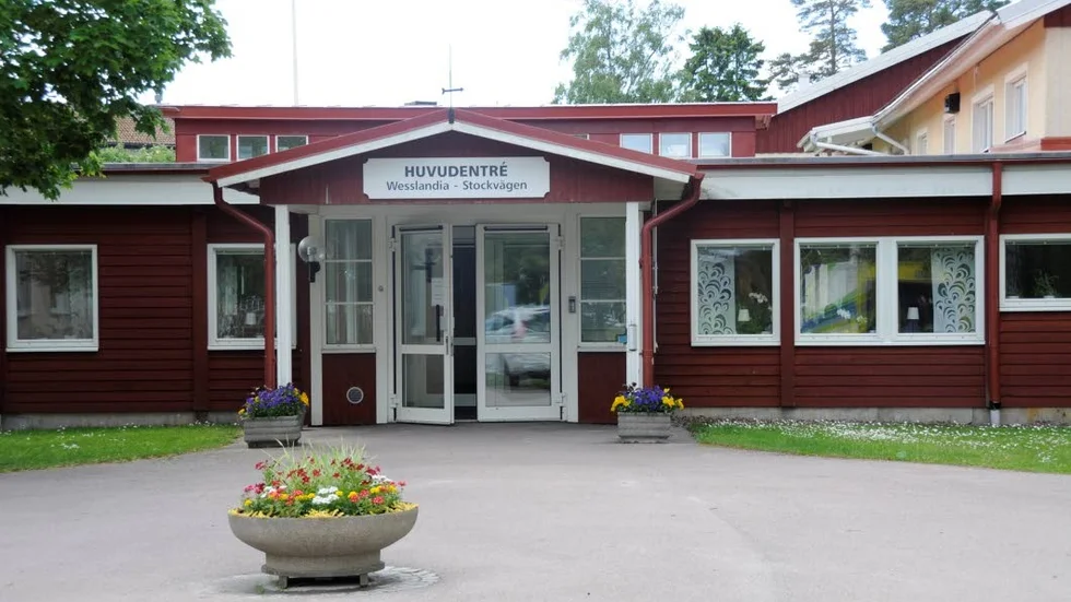 Karlholm. Bakgården på äldreboendet Wesslandia har blivit farlig för de boende med kantsten som de kan snubbla på och plattor som sjunkit ned i marken och gör uteplatsen ojämn.