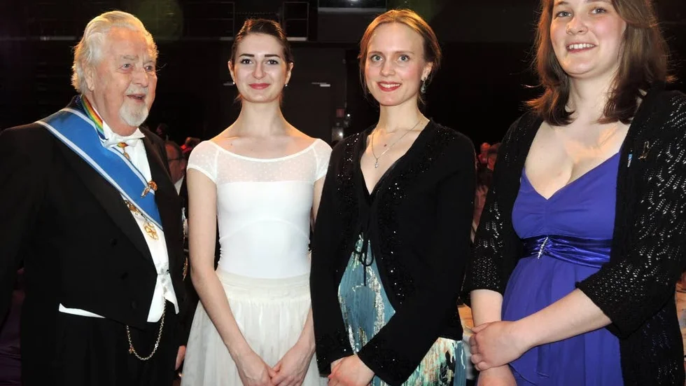 Lars Ullman, Nathalie Valev de Barés, Ingrid Berg och Stina Hellberg Agback vid utdelningen av Bifrostpriset. Stina Hellberg Agback är harpist från Uppsala och fick stipendium på 50 000 kronor.