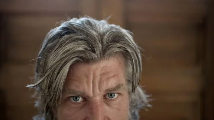 Mastodont. Karl Ove Knausgårds monumentala verk och författarstil har varit unisont hyllad, men nu börjar kritiska röster sippra fram. Merete Mazzarella har sin teori klar.