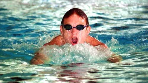 Som fisken i vattnet. Tomas Andolfsson är en av Hultsfreds största simtalanger. I helgen simmar han både SM för juniorer och seniorer, och genast blev det medalj, brons på 50 meter fjärilsim.