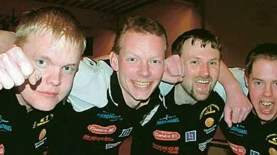 Fyra av Dominos glada spelare, Andreas Andersson, Mikael Liljeqvist, Jonny Sandberg och Kalle Berggren efter segern mot Sundbyberg.